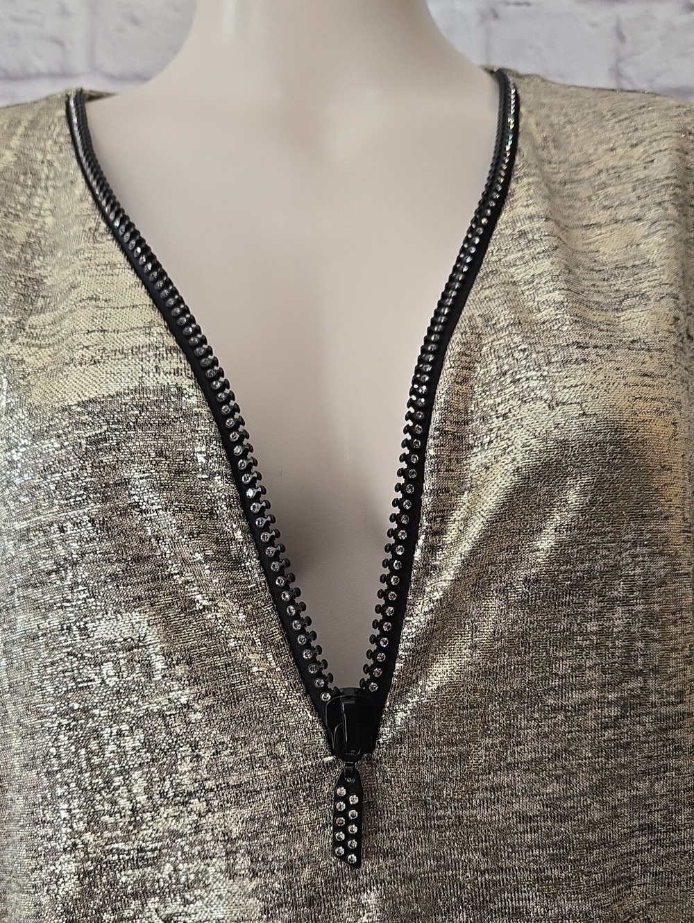 Frank Lyman Gold Metallic Rhinestone V-Neck Top – Size 14 ✨ - Picture 8 of 9